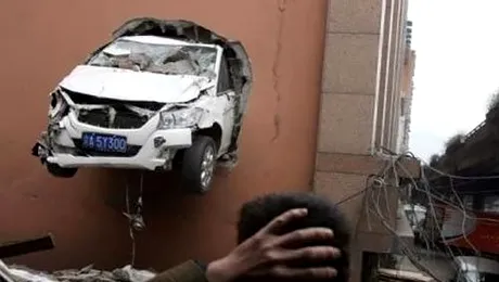 Un chinez si-a „parcat” masina in zid!