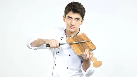 Cum prepară puiul “MasterChef” Petru Buiuca?