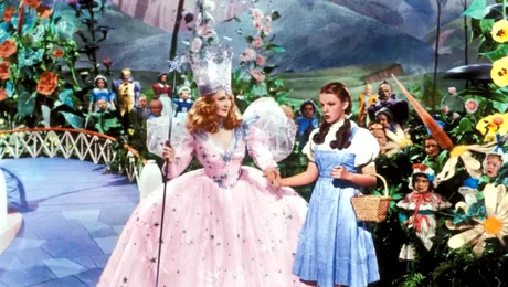 O rochie purtată de Judy Garland în „Vrăjitorul din Oz”, descoperită după mai multe decenii, scoasă la licitație