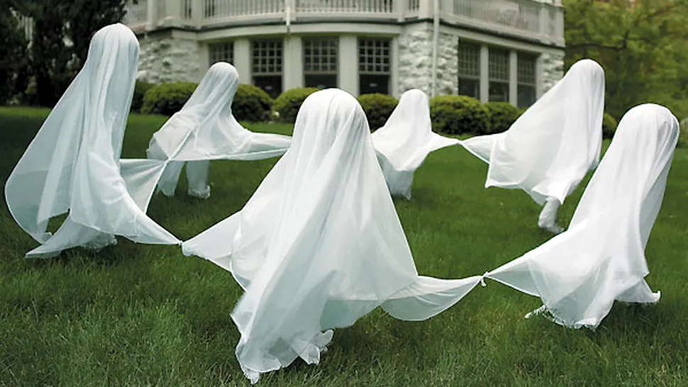 O femeie a scos la licitatie doua fantome prinse chiar de ea