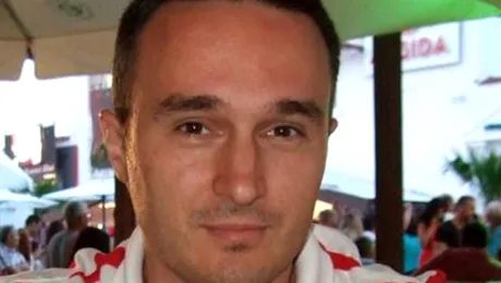 Un absolvent de jurnalism a înnebunit internetul: Vinde brățări de 10.000 de euro/lună!