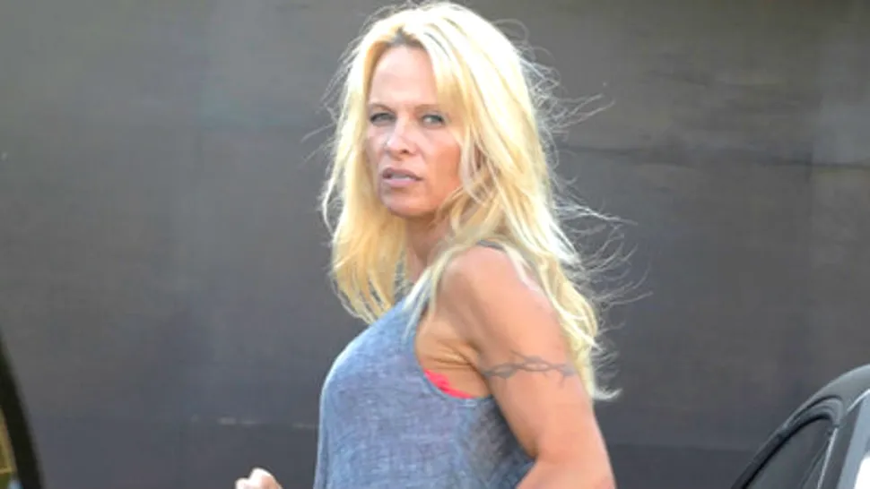 De ce nu are voie Pamela Anderson să participe la funeraliile lui Sam Simon