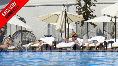 Andreea Tonciu si Nicolae Mitea, plictiseala in doi la piscina (Foto Paparazzi)