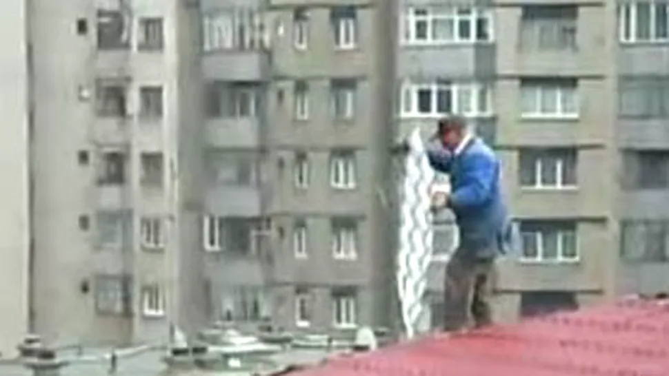 Muncitori facand echilibristica pe acoperis! (Video)