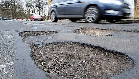 Pentru romani e ceva normal, pentru englezi e o adevarata tragedie: o strada cu gropi!