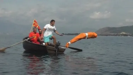 Un bărbat a înotat peste 2 km legat într-un sac (Video)