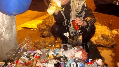 Carmen Plesea mananca shaorma din gunoi