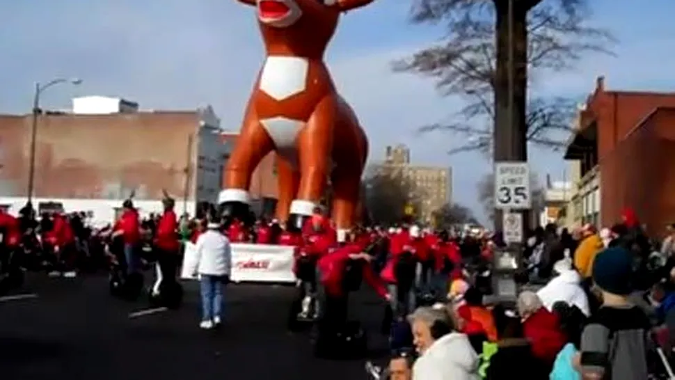 Renul Rudolf a explodat in toiul unei parade de Craciun (Video)