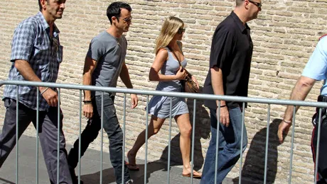 Jennifer Aniston, în mini şi şlapi la Vatican