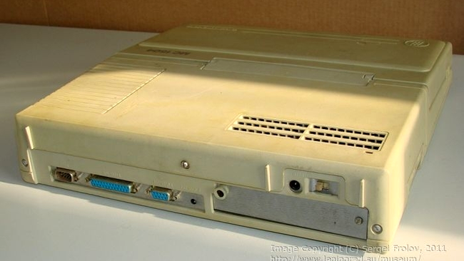 Laptopul era echipat cu interfață seriala, paralelă și ieșire video 