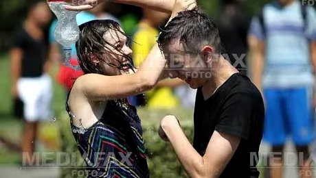 Cum se feresc vedetele de caniculă