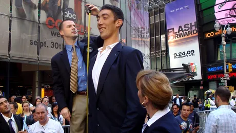 Cel mai inalt barbat din lume este invitat la „Happy Hour”