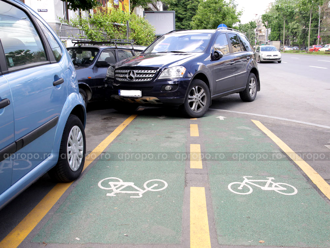 Pistele pentru biciclisti sunt, de fapt, locuri de parcare pentu soferi