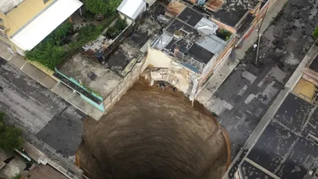 Portile iadului s-au deschis: Crater urias in Guatemala! (poze)