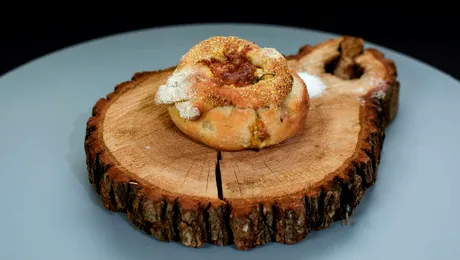 „Chefi la cuţite”: Un concurent îi vrăjeşte pe juraţi cu… pâine şi sare – FOTO