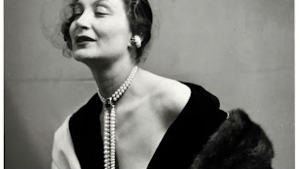 Cum a ajuns Mitza Bricard, o damă de companie, să-i ia minţile lui Dior? Românca îi fascina pe bărbaţi şi le înnebunea pe femei