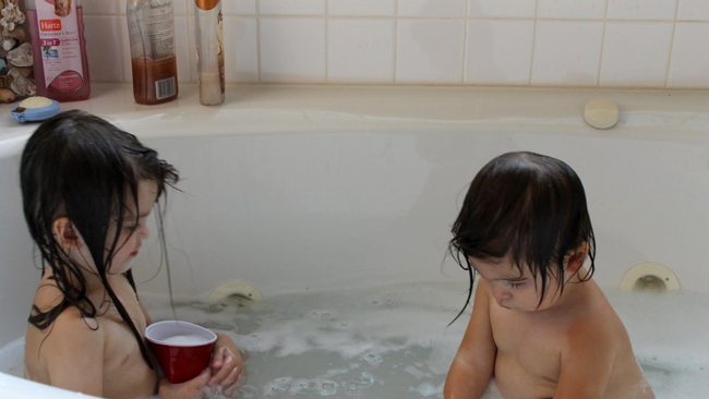 În Los Angeles nu ai voie să îmbăiezi doi copii în același timp, în aceeași cadă