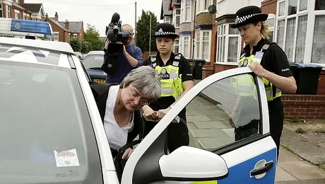 „Cruella de Vil”, prinsa dupa ce a aruncat o pisica vie la gunoi (Video)