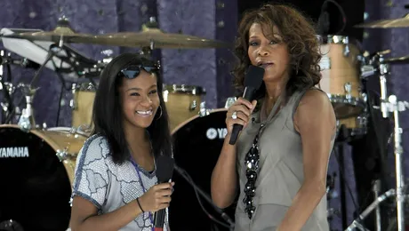Bobbi Kristina, fiica lui Whitney Houston, nu va fi deconectată de la aparate