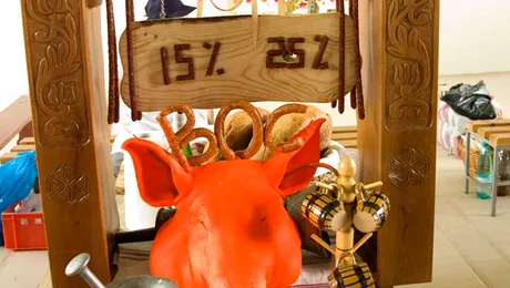 Atractie la Parada Carnatilor: Cap de porc portocaliu, botezat Boc!