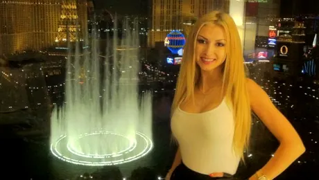 Andreea Bălan s-a pozat în braţele lui Hugh Hefner