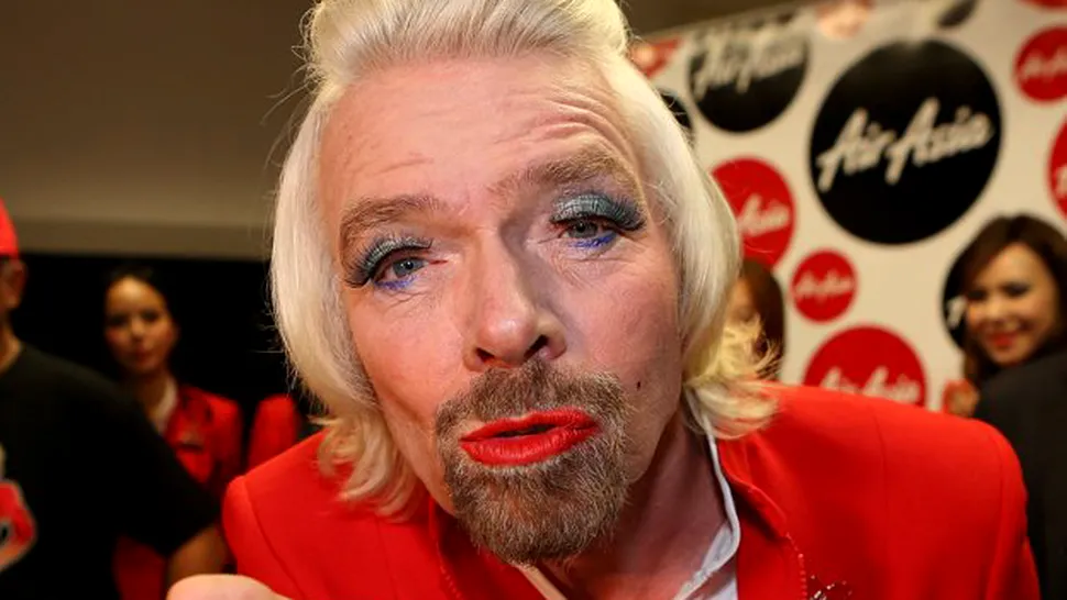 Richard Branson uimește din nou... îmbrăcat ca o stewardesă