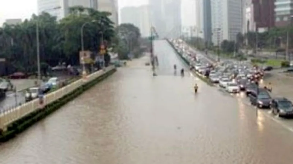 Români blocați de inundații într-o stațiune din Malaezia!