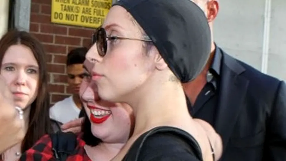 Lady Gaga, pipăită de fani pe stradă