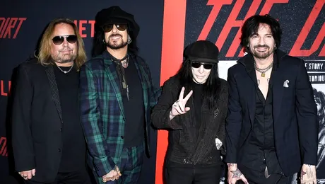 Vince Neil, solistul trupei rock Motley Crue, a suferit o fractură în timpul unui concert 