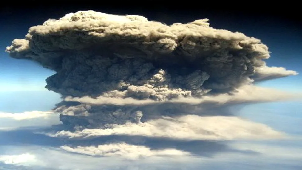 Eruptie vulcanica spectaculoasa, in direct (video)