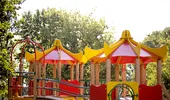 (P) Curtea care așteaptă copiii cu brațele deschise