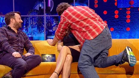 A sărutat-o în direct, la TV, şi a cucerit-o! Ce actor celebru şi-a făcut o iubită la fel de celebră