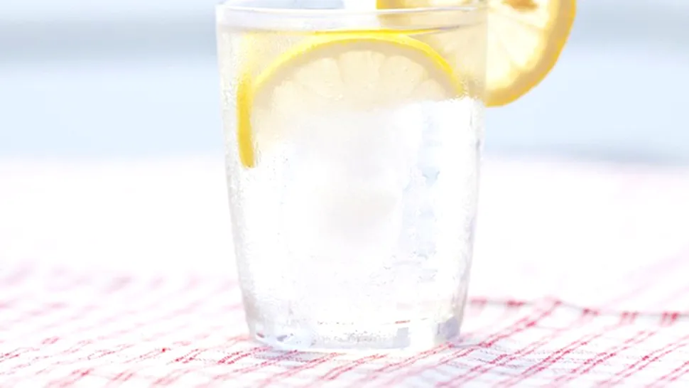 8 beneficii pentru a bea apă caldă cu lămâie