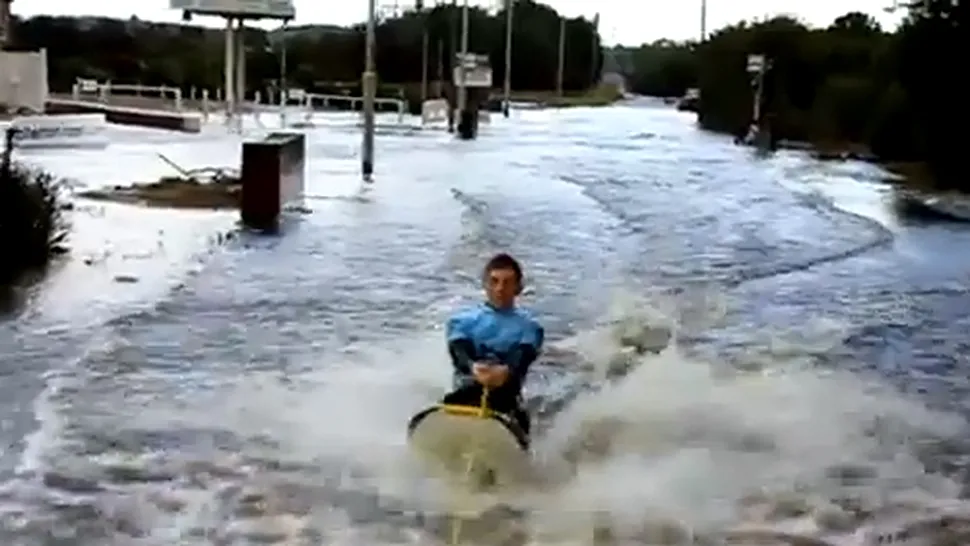 CLIPUL ZILEI: Cum se face surfing pe o stradă inundată! (Video)