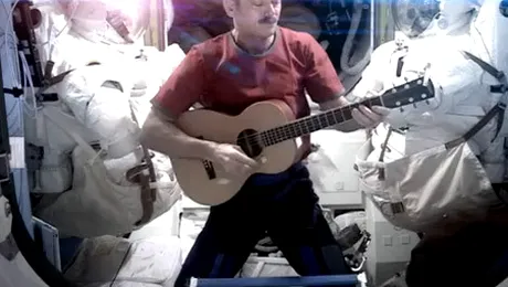 Chris Hadfield de la NASA și-a luat rămas bun cu un cover David Bowie (Video)