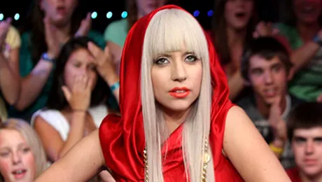 Lady GaGa este barbat?! (Video)