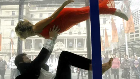 Manechine plutitoare la primul show de moda subacvatic (FOTO)