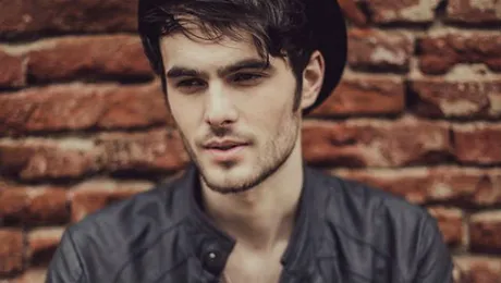 Cântăreţul Mihail, de urgenţă la spital după ce a sărit în piscină