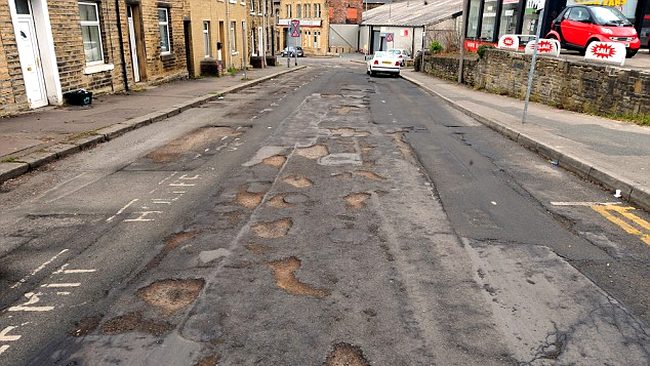 Ceva ce n-a vazut Parisul: O strada cu gropi, in Marea Britanie!