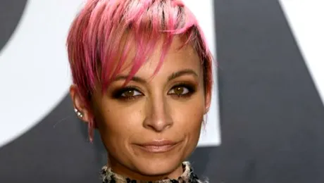 Celebrităţile adoptă look-ul roz