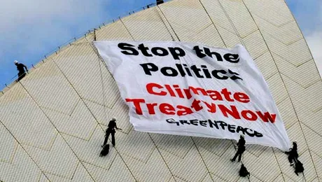 Militanti Greenpeace, arestati pentru ca au escaladat opera din Sydney (foto)