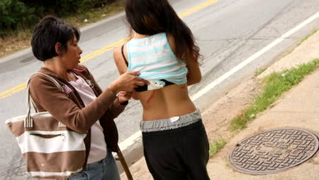 O adolescenta a cazut intr-o canalizare pentru ca trimitea sms-uri