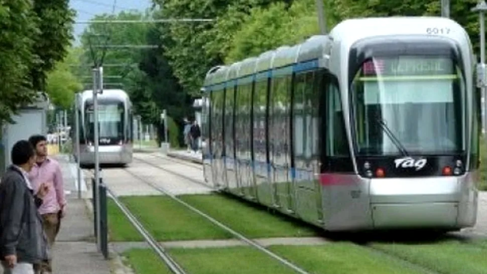 Tramvai de tip green-track pe Bd. Liviu Rebreanu din București