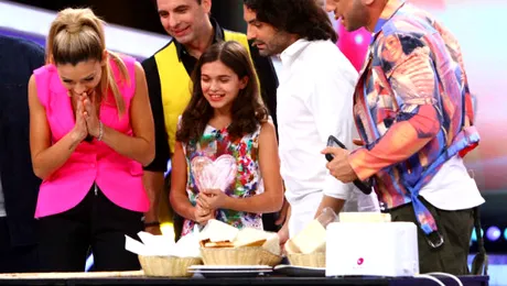 Alina Eremia, impresionată de o fetiţă care realizează un tablou din pâine prăjită şi ciocolată: „Este foarte ingenios” – FOTO