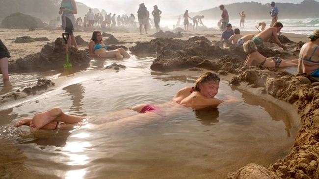 Plaja fierbinte din Noua Zeelandă