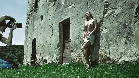 Kate Moss a pozat topless pentru Calendarul Pirelli 2012 (Poze)