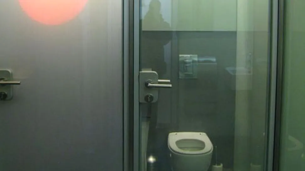 Cafeneaua din Viena unde toaleta are ușile transparente (Video)