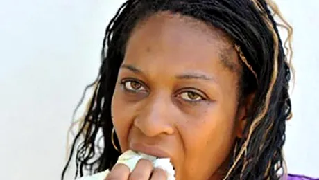 O femeie si-a mancat canapeaua si inca nu s-a saturat!