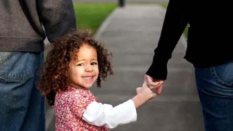 Oamenii au devenit monogami pentru a proteja copiii