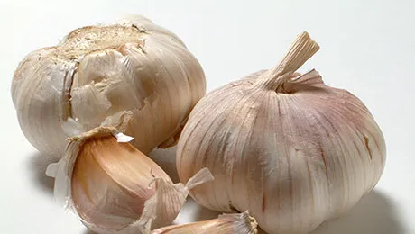 Usturoiul pe tălpi alungă tusea și răceala